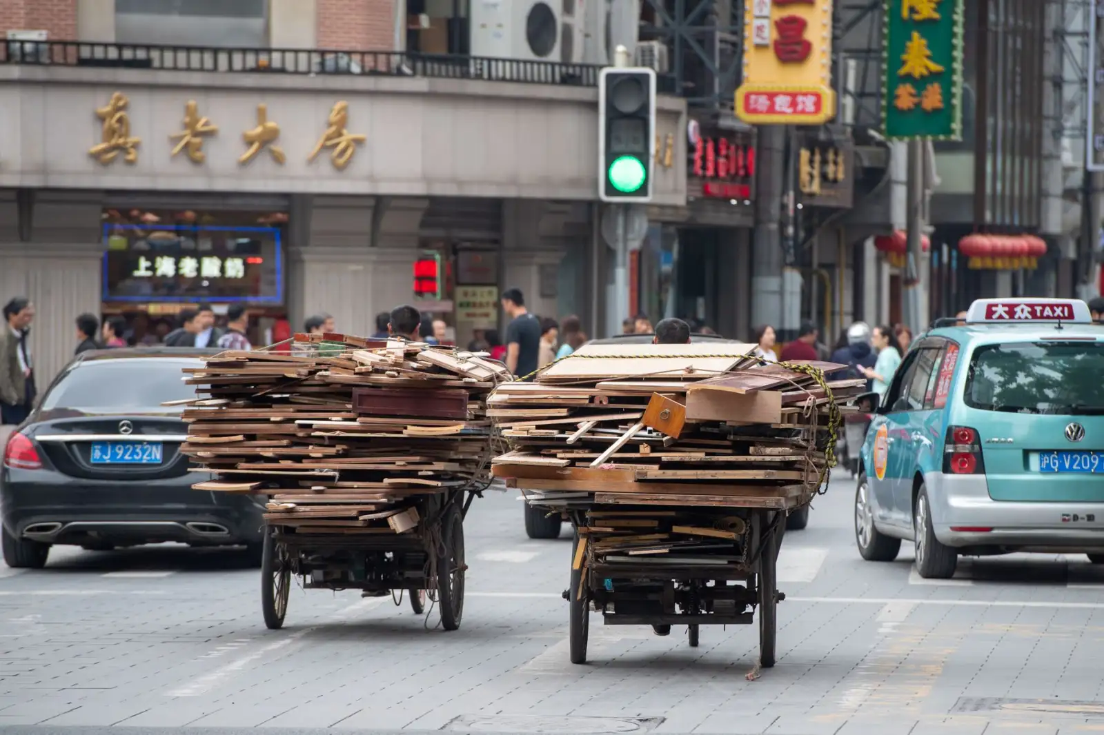 2024年秋冬服装鞋帽与箱包皮具新品材质对比与选购建议